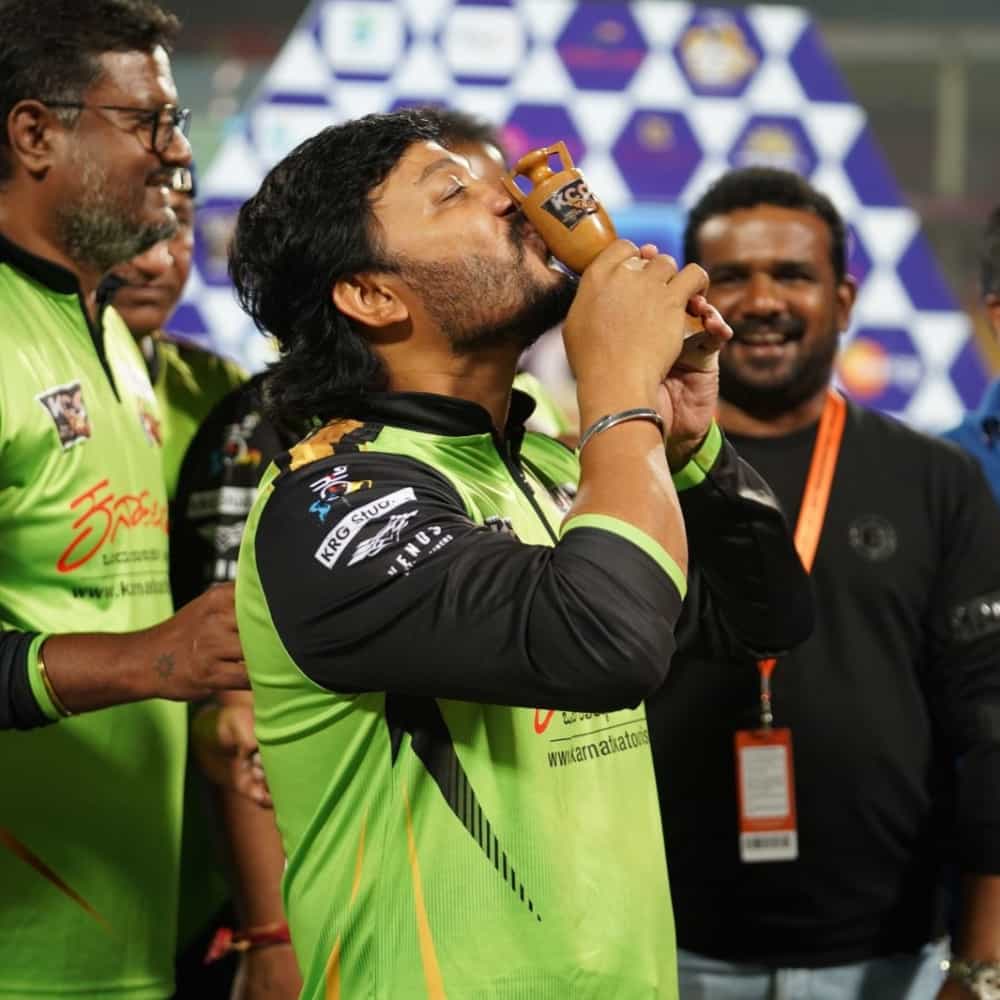‘ಕೆಸಿಸಿ’ ಫಿನಾಲೆ ಡಿಸೆಂಬರ್ 25ರಂದು ನಡೆದಿದೆ. ಚಿನ್ನಸ್ವಾಮಿ ಸ್ಟೇಡಿಯಂನಲ್ಲಿ ನಡೆದ ಪಂದ್ಯದಲ್ಲಿ ‘ಗಂಗ ವಾರಿಯರ್ಸ್’ ತಂಡ ನಾಲ್ಕು ರನ್ಗಳ ಗೆಲುವು ಕಂಡಿದೆ. ಈ ಮೂಲಕ ನಾಲ್ಕನೇ ಸೀಸನ್ ವಿನ್ನರ್ ಪಟ್ಟವನ್ನು ಗಣೇಶ್ ತಂಡ ಪಡೆದಿದೆ.