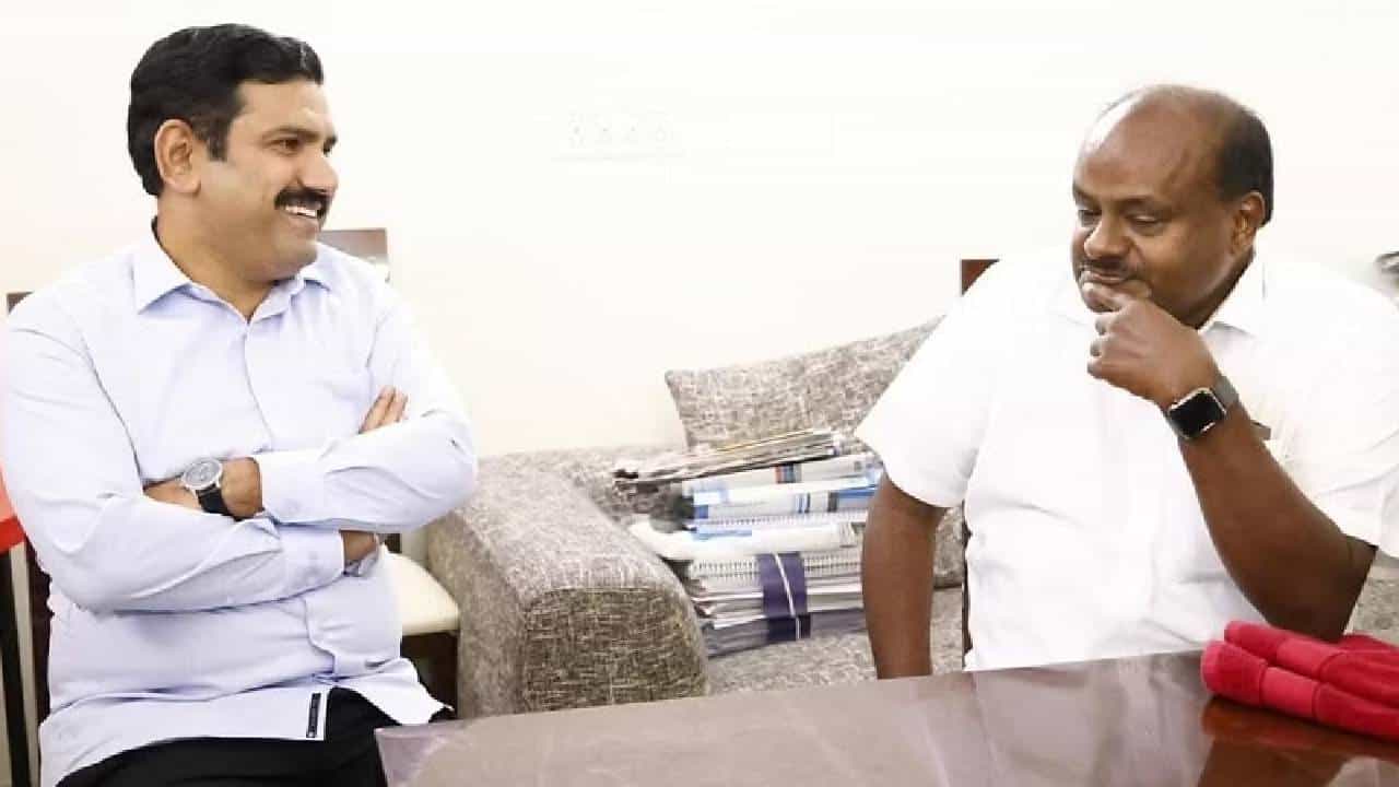 ಕುಮಾರಸ್ವಾಮಿ ಹಿಂದೆಯೇ ದೆಹಲಿಗೆ ಹಾರಿದ ಬಿಜೆಪಿ ರಾಜ್ಯಾಧ್ಯಕ್ಷ ವಿಜಯೇಂದ್ರ, ರಾಜ್ಯ ರಾಜಕಾರಣದಲ್ಲಿ ಸಂಚಲನ ಕುಮಾರಸ್ವಾಮಿ ಹಿಂದೆಯೇ ದೆಹಲಿಗೆ ಹಾರಿದ ಬಿಜೆಪಿ ರಾಜ್ಯಾಧ್ಯಕ್ಷ ವಿಜಯೇಂದ್ರ, ರಾಜ್ಯ ರಾಜಕಾರಣದಲ್ಲಿ ಸಂಚಲನ