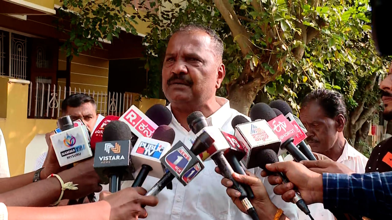 ಭದ್ರತಾ ಲೋಪ: ಲೋಕಸಭಾ ಸದನದೊಳಗೆ ನುಗ್ಗಿದ್ದು ಮೈಸೂರಿನ ಯುವಕ, ಗಲ್ಲಿಗೇರಿಸಿ ಎಂದ ತಂದೆ ಭದ್ರತಾ ಲೋಪ: ಲೋಕಸಭಾ ಸದನದೊಳಗೆ ನುಗ್ಗಿದ್ದು ಮೈಸೂರಿನ ಯುವಕ, ಗಲ್ಲಿಗೇರಿಸಿ ಎಂದ ತಂದೆ