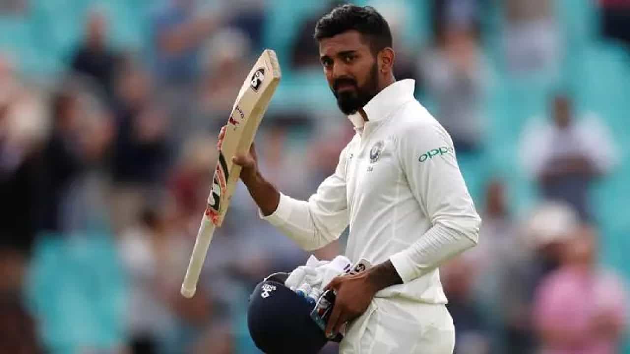 ಸೆಂಚುರಿಯನ್ನಲ್ಲಿ ನಡೆಯುತ್ತಿರುವ ಸೌತ್ ಆಫ್ರಿಕಾ ವಿರುದ್ಧದ ಮೊದಲ ಟೆಸ್ಟ್ ಪಂದ್ಯದಲ್ಲಿ ಕೆಎಲ್ ರಾಹುಲ್ ಭರ್ಜರಿ ಶತಕ ಸಿಡಿಸಿ ಮಿಂಚಿದ್ದಾರೆ. ಈ ಪಂದ್ಯದಲ್ಲಿ ಟಾಸ್ ಗೆದ್ದ ಸೌತ್ ಆಫ್ರಿಕಾ ತಂಡವು ಬೌಲಿಂಗ್ ಆಯ್ದುಕೊಂಡಿತು. ಅದರಂತೆ ಇನಿಂಗ್ಸ್ ಆರಂಭಿಸಿದ ಟೀಮ್ ಇಂಡಿಯಾ ಉತ್ತಮ ಆರಂಭ ಪಡೆದಿರಲಿಲ್ಲ.