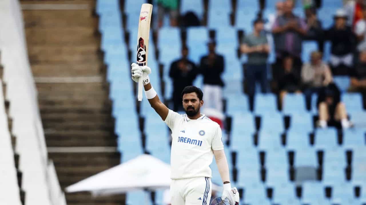 ಸೆಂಚುರಿಯನ್ನ ಸೂಪರ್ಸ್ಪೋರ್ಟ್ ಪಾರ್ಕ್ ಮೈದಾನದಲ್ಲಿ ನಡೆಯುತ್ತಿರುವ ಸೌತ್ ಆಫ್ರಿಕಾ ವಿರುದ್ಧದ ಟೆಸ್ಟ್ ಪಂದ್ಯದಲ್ಲಿ ಕೆಎಲ್ ರಾಹುಲ್ (KL Rahul) ಆಕರ್ಷಕ ಶತಕ ಬಾರಿಸಿದ್ದಾರೆ. ಈ ಶತಕದೊಂದಿಗೆ ವಿಶೇಷ ದಾಖಲೆಯೊಂದನ್ನು ತಮ್ಮದಾಗಿಸಿಕೊಂಡಿದ್ದಾರೆ.