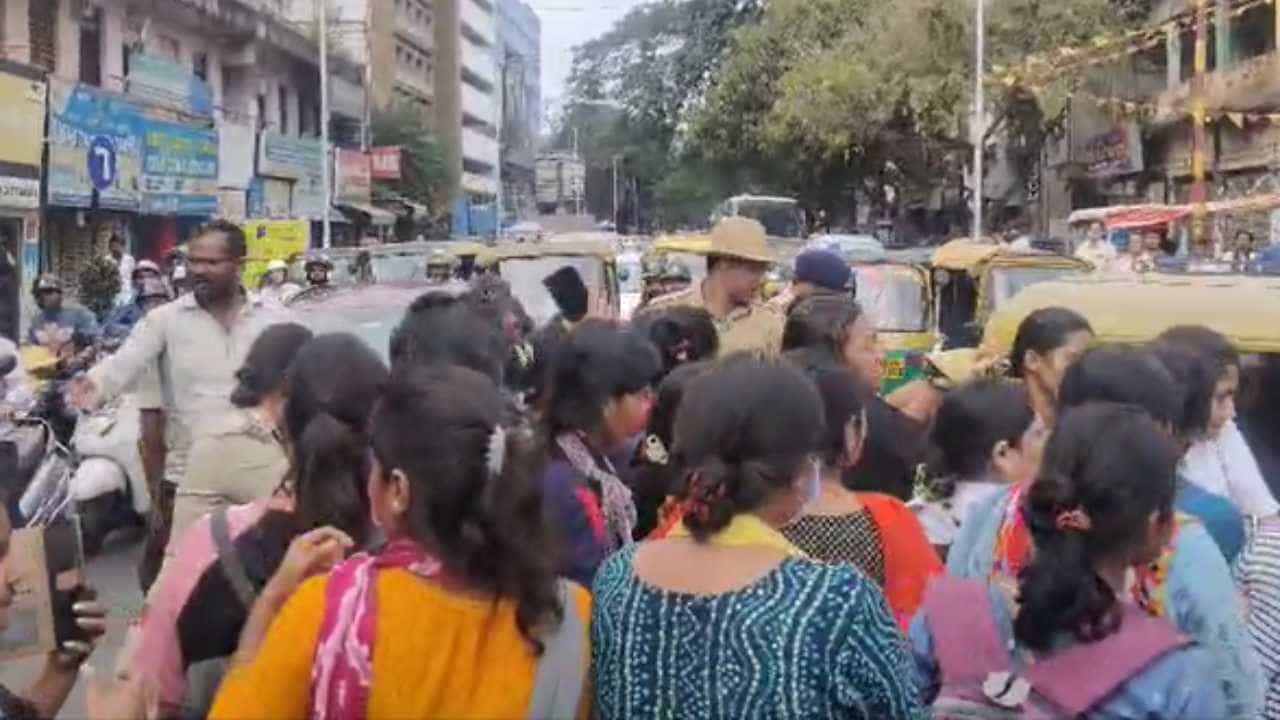 ರಿಜಿಸ್ಟ್ರೇಷನ್ ಸರ್ಟಿಫಿಕೇಟ್ ನೀಡದಿದ್ದಕ್ಕೆ KNC ಬಳಿ ವಿದ್ಯಾರ್ಥಿಗಳ ಗಲಾಟೆ ರಿಜಿಸ್ಟ್ರೇಷನ್ ಸರ್ಟಿಫಿಕೇಟ್ ನೀಡದಿದ್ದಕ್ಕೆ KNC ಬಳಿ ವಿದ್ಯಾರ್ಥಿಗಳ ಗಲಾಟೆ