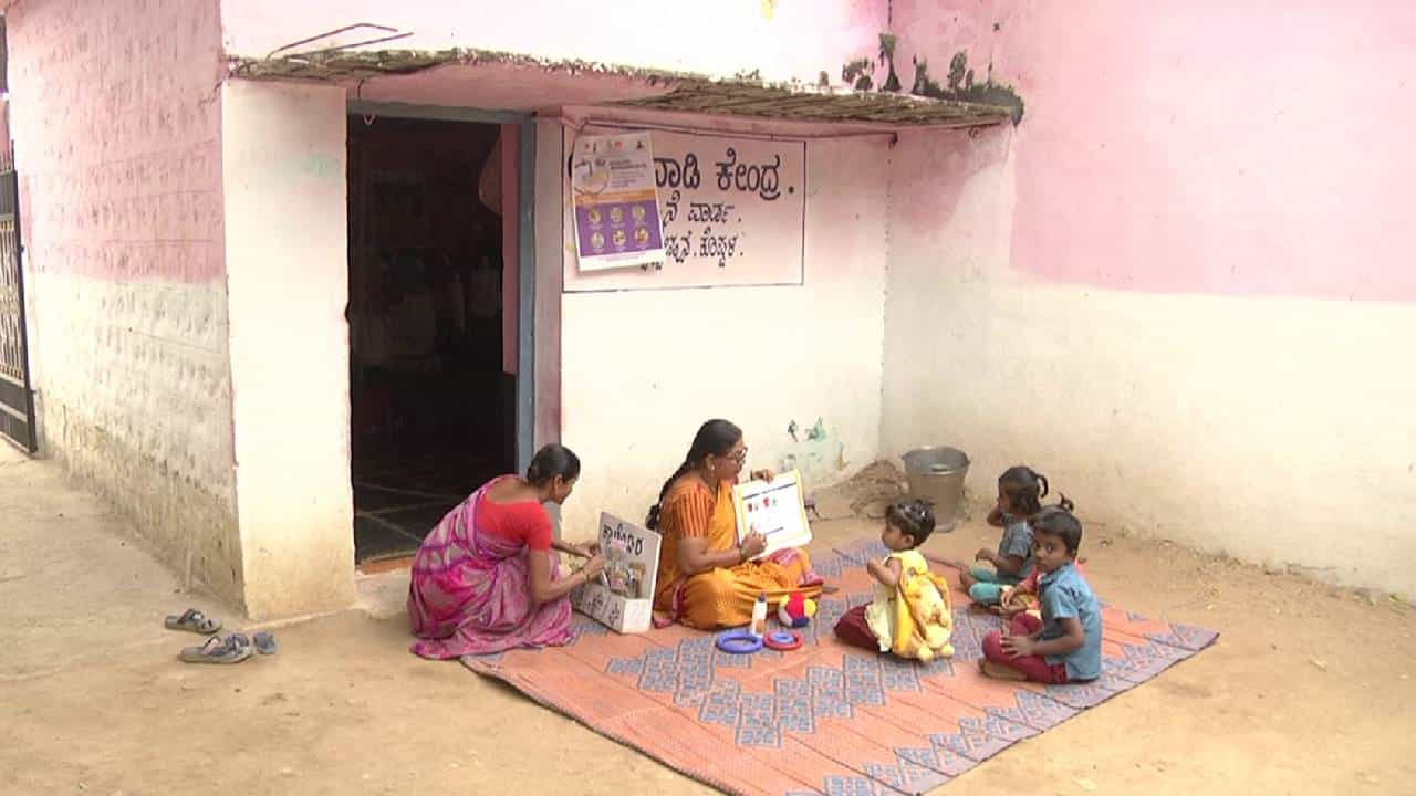 ಕೊಪ್ಪಳ: ಪದೇ ಪದೇ ಉದುರಿ ಬೀಳುತ್ತಿದೆ ಅಂಗನವಾಡಿಯ ಮೇಲ್ಛಾವಣಿ ಸಿಮೆಂಟ್, ಬಯಲಲ್ಲಿ ಮಕ್ಕಳಿಗೆ ಪಾಠ ಮಾಡುವ ಸ್ಥಿತಿ ಕೊಪ್ಪಳ: ಪದೇ ಪದೇ ಉದುರಿ ಬೀಳುತ್ತಿದೆ ಅಂಗನವಾಡಿಯ ಮೇಲ್ಛಾವಣಿ ಸಿಮೆಂಟ್, ಬಯಲಲ್ಲಿ ಮಕ್ಕಳಿಗೆ ಪಾಠ ಮಾಡುವ ಸ್ಥಿತಿ