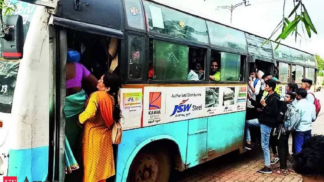 ABVP strike in Gadag for no bus in gadag to go school and colleges   