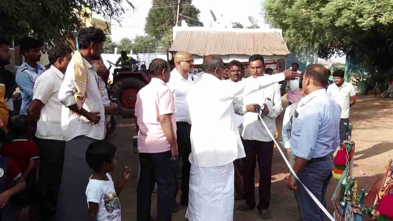 ಬಳ್ಳಾರಿಯಲ್ಲಿ ಅಂಗನವಾಡಿ ಜಾಗಕ್ಕೂ ಭೂಗಳ್ಳರ ಕಾಟ; ಸರ್ಕಾರಿ ಜಾಗದಲ್ಲಿ ಮನೆ ಕಟ್ಟಿಸಿದ ವ್ಯಕ್ತಿ