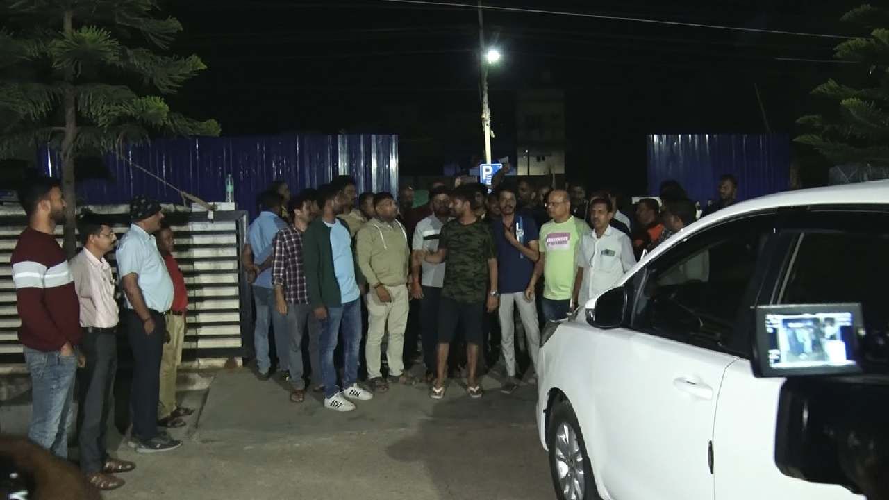 ಚಿಕ್ಕಮಗಳೂರು ನಗರ ಠಾಣೆಯಲ್ಲಿ ವಕೀಲನ ಮೇಲೆ ಹಲ್ಲೆ ಪ್ರಕರಣ: PSI ಸೇರಿ 6 ಸಿಬ್ಬಂದಿ ಅಮಾನತು ಚಿಕ್ಕಮಗಳೂರು ನಗರ ಠಾಣೆಯಲ್ಲಿ ವಕೀಲನ ಮೇಲೆ ಹಲ್ಲೆ ಪ್ರಕರಣ: PSI ಸೇರಿ 6 ಸಿಬ್ಬಂದಿ ಅಮಾನತು