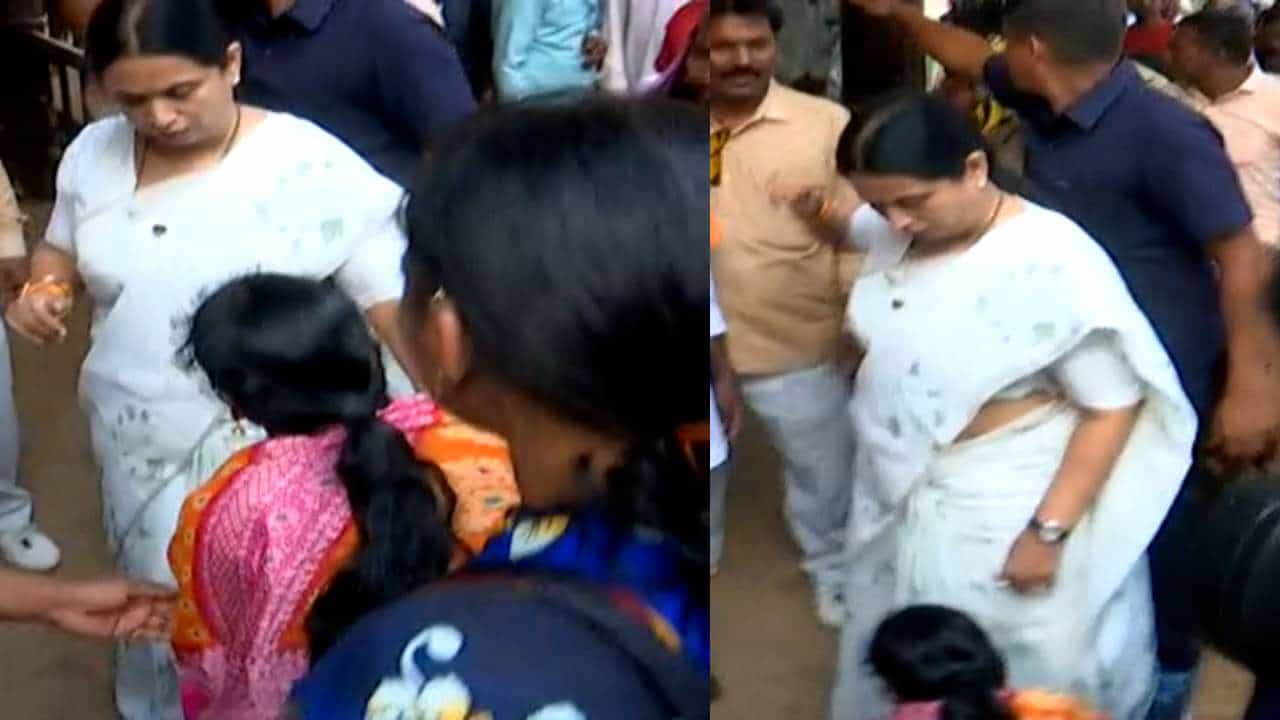 ಮಹಿಳೆಯನ್ನು ಬೆತ್ತಲುಗೊಳಿಸಿ ಹಲ್ಲೆ: ಲಕ್ಷ್ಮೀ ಹೆಬ್ಬಾಳ್ಕರ್ ಕಾಲಿಗೆ ಬಿದ್ದು ನ್ಯಾಯಕ್ಕಾಗಿ ಮೊರೆಯಿಟ್ಟ ಕುಟುಂಬ ಮಹಿಳೆಯನ್ನು ಬೆತ್ತಲುಗೊಳಿಸಿ ಹಲ್ಲೆ: ಲಕ್ಷ್ಮೀ ಹೆಬ್ಬಾಳ್ಕರ್ ಕಾಲಿಗೆ ಬಿದ್ದು ನ್ಯಾಯಕ್ಕಾಗಿ ಮೊರೆಯಿಟ್ಟ ಕುಟುಂಬ