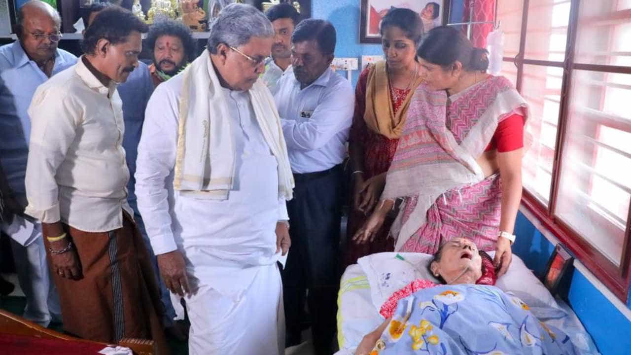 ವಯೋಸಹಜ ಅನಾರೋಗ್ಯದಿಂದ ಹಿರಿಯ ನಟಿ ಲೀಲಾವತಿ ಅವರು ಹಾಸಿಗೆ ಹಿಡಿದಿದ್ದಾರೆ. ಹೀಗಾಗಿ
ಲೀಲಾವತಿ ಅವರ ಆರೋಗ್ಯ ವಿಚಾರಿಸಲು ಚಿತ್ರರಂಗ ಸೇರಿದಂತೆ ರಾಜಕೀಯ ನಾಯಕರು ಸಹ ಅವರ ಮನೆಗೆ ಭೇಟಿ
ನೀಡುತ್ತಿದ್ದಾರೆ. ಇಂದು ಸಿಎಂ ಸಿದ್ದರಾಮಯ್ಯ ಭೇಟಿ ನೀಡಿ ಅವರ ಆರೋಗ್ಯ ವಿಚಾರಿಸಿದ್ದಾರೆ.