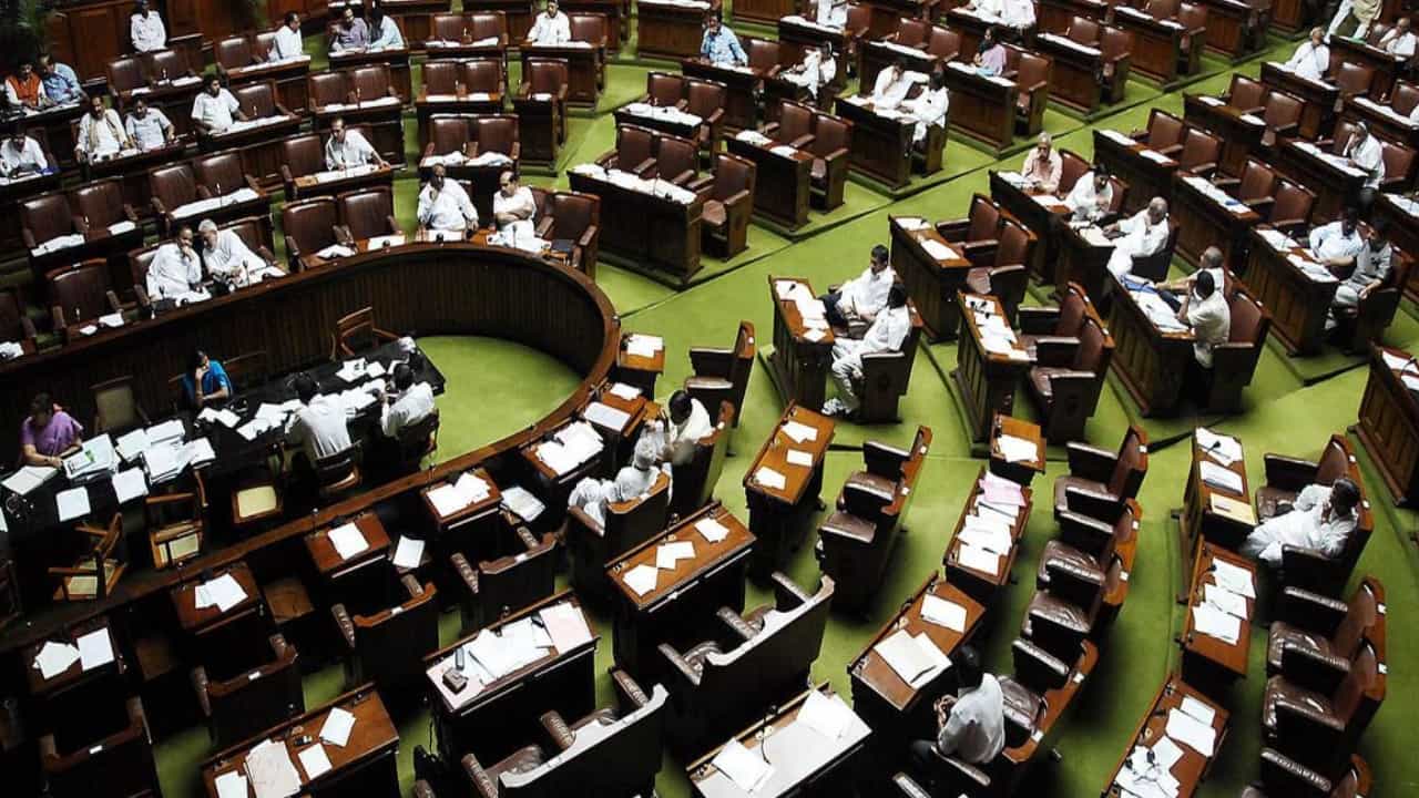 Parliament Winter Session: ಲೋಕಸಭೆ ಕಲಾಪ ಅನಿರ್ದಿಷ್ಟಾವಧಿಗೆ ಮುಂದೂಡಿಕೆ Parliament Winter Session: ಲೋಕಸಭೆ ಕಲಾಪ ಅನಿರ್ದಿಷ್ಟಾವಧಿಗೆ ಮುಂದೂಡಿಕೆ