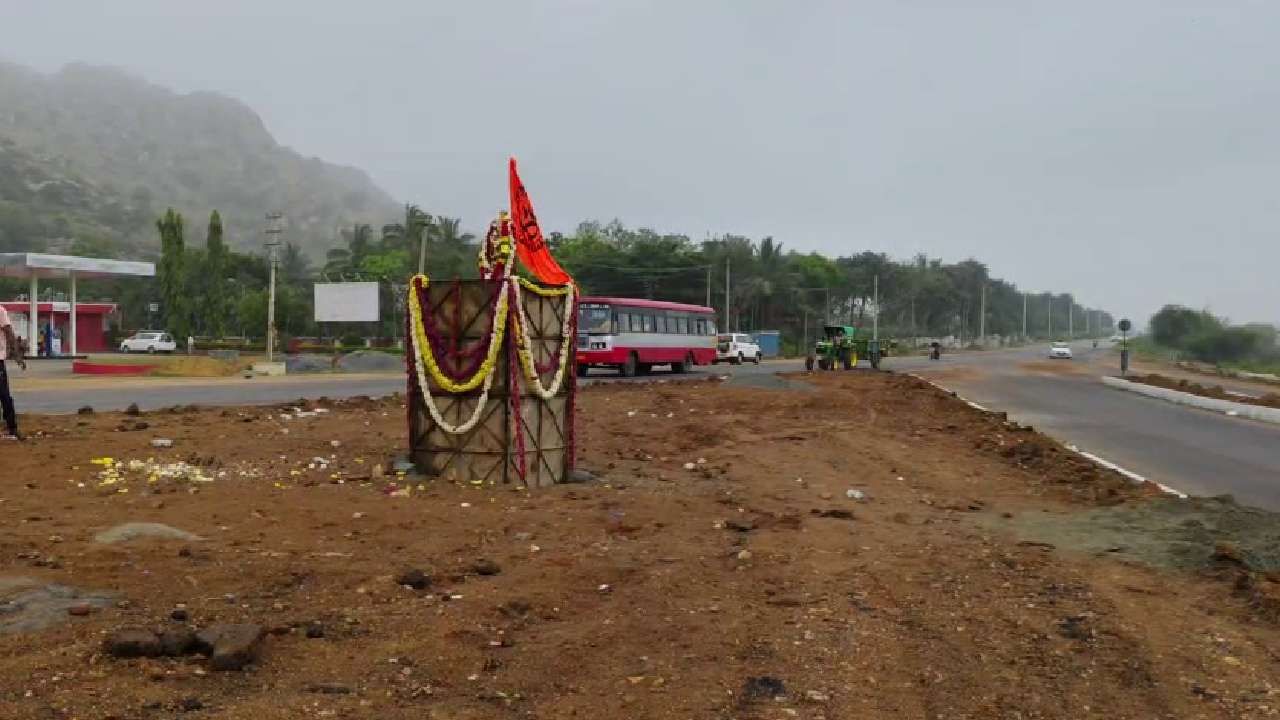 Lord Krishna Statue installed in Chitradurga Holalkere ring road
