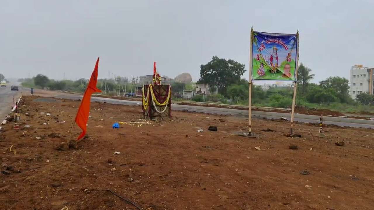 Lord Krishna Statue installed in Chitradurga Holalkere ring road
