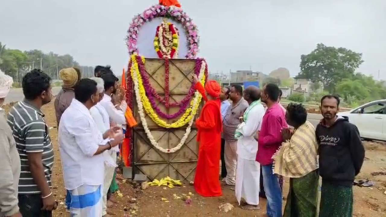 Lord Krishna Statue installed in Chitradurga Holalkere ring road
