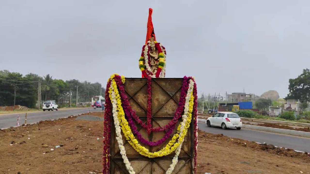 Lord Krishna Statue installed in Chitradurga Holalkere ring road
