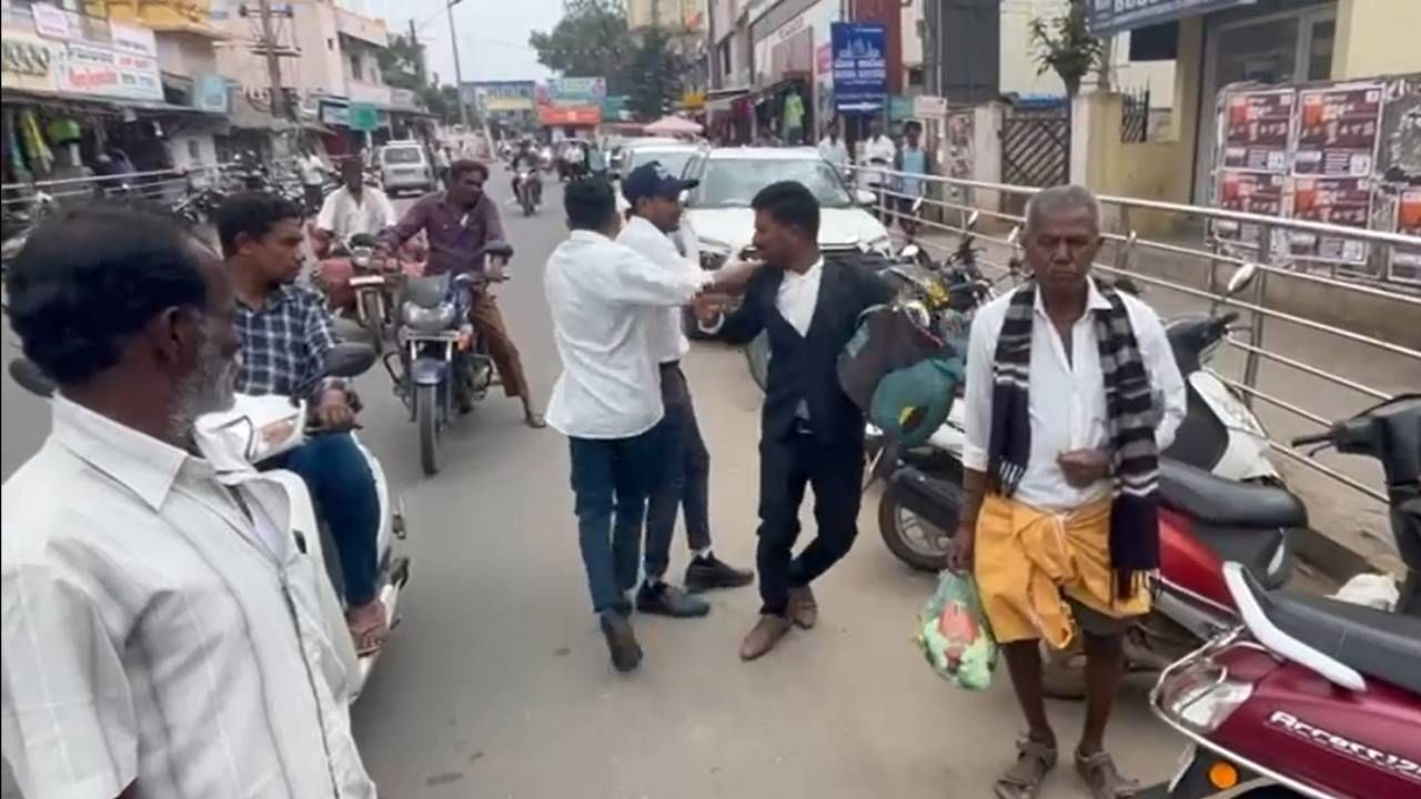 ಪ್ರೀತಿ ಮಾಡ್ತಿದ್ದ ಯುವಕ-ಯುವತಿ ನಡುವೆ ನಡುರಸ್ತೆಯಲ್ಲಿ ಗಲಾಟೆ; ರೊಚ್ಚಿಗೆದ್ದ ಸಾರ್ವಜನಿಕರಿಂದ ಯುವಕನಿಗೆ ಥಳಿತ