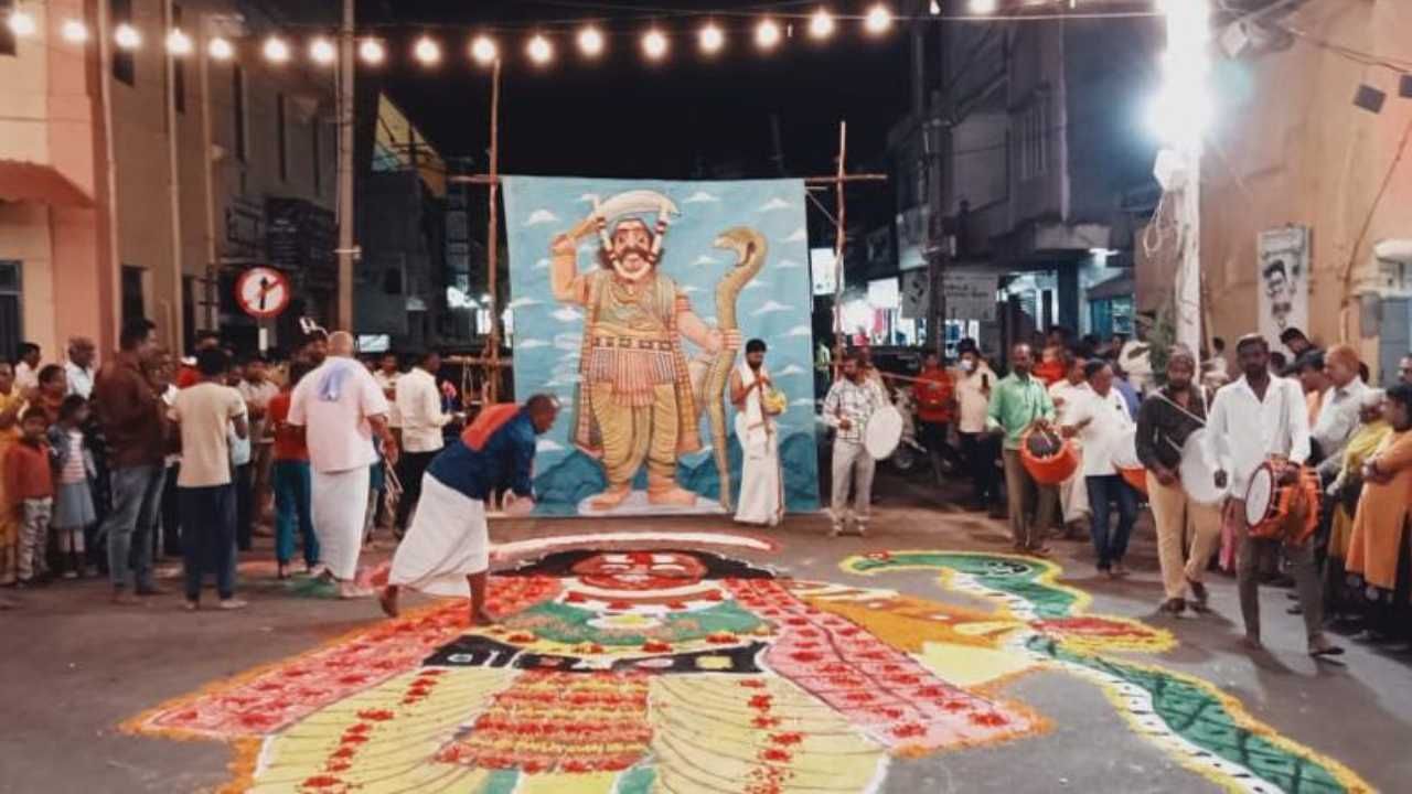 ನಂಜನಗೂಡಿನಲ್ಲಿ ಅಂಧಕಾಸುರ ಸಂಹಾರ ಆಚರಣೆ: ಮಹಿಷ ರಂಗೋಲಿ ತುಳಿದಿದಕ್ಕೆ FIR ದಾಖಲು ನಂಜನಗೂಡಿನಲ್ಲಿ ಅಂಧಕಾಸುರ ಸಂಹಾರ ಆಚರಣೆ: ಮಹಿಷ ರಂಗೋಲಿ ತುಳಿದಿದಕ್ಕೆ FIR ದಾಖಲು