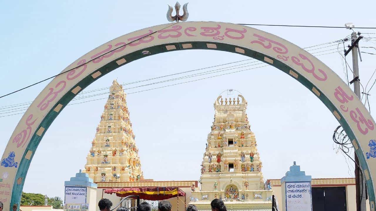 ಚಾಮರಾಜನಗರ ಜಿಲ್ಲೆಯ ಹನೂರು ತಾಲೂಕಿನ ಮಲೆ ಮಹದೇಶ್ವರ ಬೆಟ್ಟದಲ್ಲಿ ಅಗ್ನಿ ಅವಘಡ ಸಂಭವಿಸಿದ್ದು ಲಾಡು ತಯಾರಿಸುವ ಕೇಂದ್ರದಲ್ಲಿ ಬೆಂಕಿ ಹೊತ್ತಿ ಉರಿದ ಘಟನೆ ಶುಕ್ರವಾರ ನಡೆದಿದೆ.
