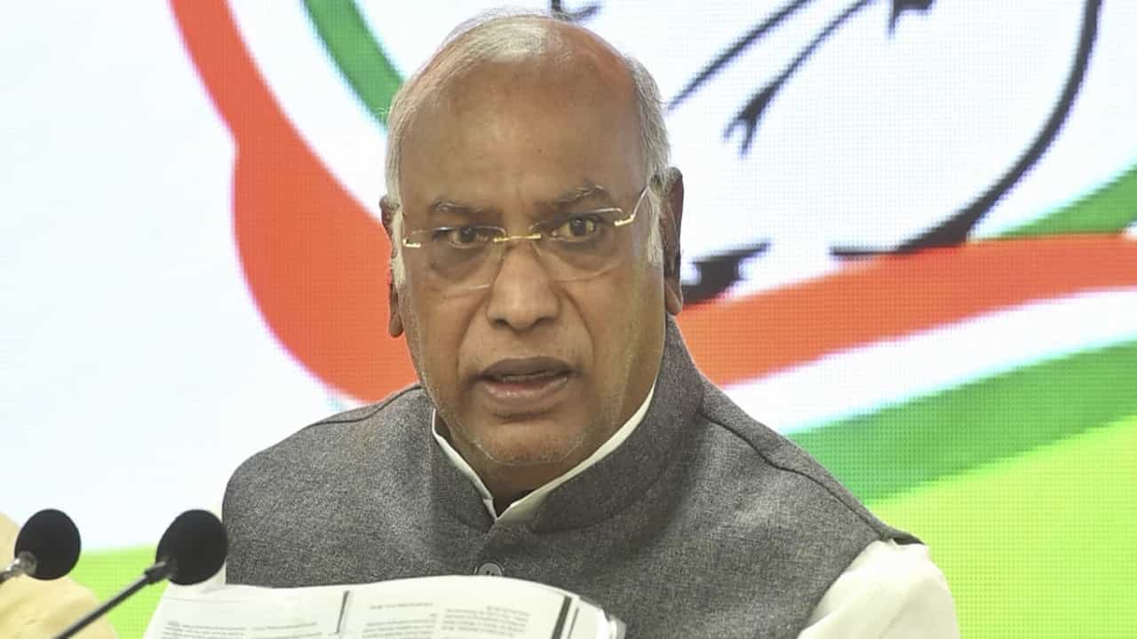 ಸಂಸದರ ಸಾಮೂಹಿಕ ಅಮಾನತು ಆಡಳಿತ ಪಕ್ಷದಿಂದ ‘ಪೂರ್ವಯೋಜಿತ’ ಮತ್ತು ‘ಅಸ್ತ್ರ’: ಖರ್ಗೆ ಸಂಸದರ ಸಾಮೂಹಿಕ ಅಮಾನತು ಆಡಳಿತ ಪಕ್ಷದಿಂದ ‘ಪೂರ್ವಯೋಜಿತ’ ಮತ್ತು ‘ಅಸ್ತ್ರ’: ಖರ್ಗೆ
