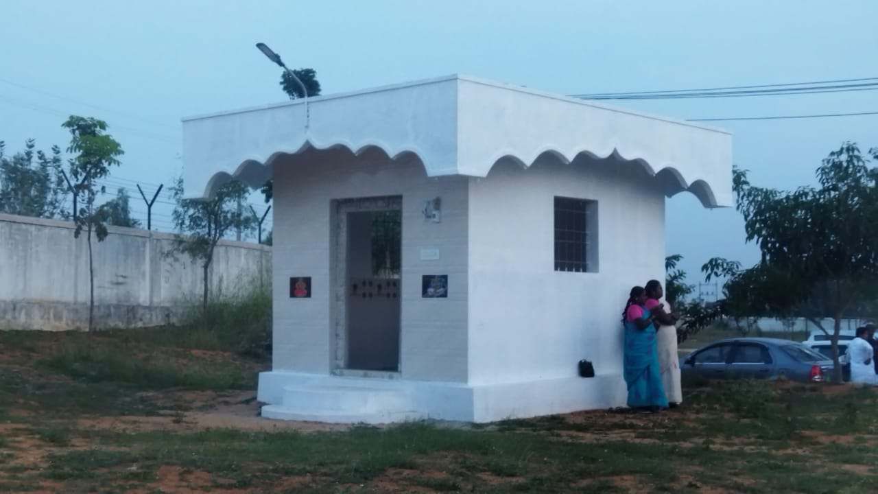 ಕೋಲಾರ: ಮೊರಾರ್ಜಿ ದೇಸಾಯಿ ವಸತಿ ಶಾಲೆ ಆವರಣದಲ್ಲಿ ದೇವಾಲಯ, ಶೆಡ್ ನಿರ್ಮಾಣಕ್ಕೆ ಹಣ ವಸೂಲಿ ಕೋಲಾರ: ಮೊರಾರ್ಜಿ ದೇಸಾಯಿ ವಸತಿ ಶಾಲೆ ಆವರಣದಲ್ಲಿ ದೇವಾಲಯ, ಶೆಡ್ ನಿರ್ಮಾಣಕ್ಕೆ ಹಣ ವಸೂಲಿ