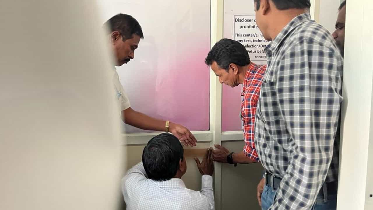 ಮಂಡ್ಯದ ಆಲೆಮನೆ ಮಾತ್ರವಲ್ಲ ಸ್ಕ್ಯಾನಿಂಗ್ ಸೆಂಟರ್ಗಳಲ್ಲೂ ಭ್ರೂಣಲಿಂಗ ಪತ್ತೆ? ಮಂಡ್ಯದ ಆಲೆಮನೆ ಮಾತ್ರವಲ್ಲ ಸ್ಕ್ಯಾನಿಂಗ್ ಸೆಂಟರ್ಗಳಲ್ಲೂ ಭ್ರೂಣಲಿಂಗ ಪತ್ತೆ?