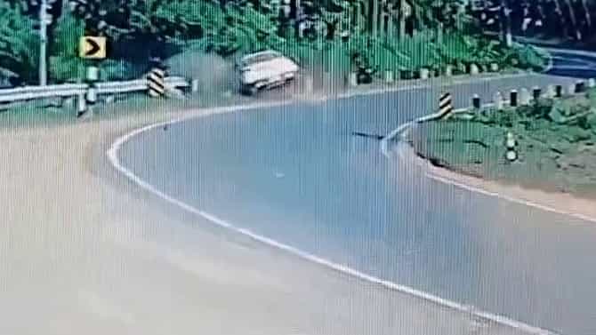ನಿಯಂತ್ರಣ ತಪ್ಪಿ ಹೊಳೆಗೆ ಉರುಳಿದ ಕಾರು, ಎದೆ ಝಲ್ ಎನಿಸುವ ದೃಶ್ಯ