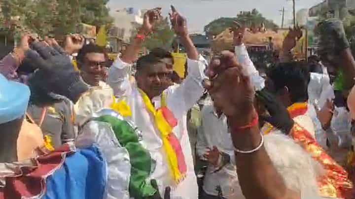 ರಾಯಚೂರು: ಸುವರ್ಣ ಜ್ಯೋತಿ ರಥಯಾತ್ರೆಯಲ್ಲಿ ಮಾನ್ವಿ ಶಾಸಕ ಹಂಪಯ್ಯ ನಾಯಕ್ ಡಾನ್ಸ್ ರಾಯಚೂರು: ಸುವರ್ಣ ಜ್ಯೋತಿ ರಥಯಾತ್ರೆಯಲ್ಲಿ ಮಾನ್ವಿ ಶಾಸಕ ಹಂಪಯ್ಯ ನಾಯಕ್ ಡಾನ್ಸ್