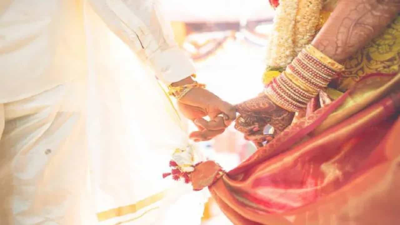 ಶಿವಮೊಗ್ಗ: ದಲಿತ ಯುವತಿಯ ವಿವಾಹವಾದ ಯುವಕನ ಕುಟುಂಬದವರಿಗೆ ಬಹಿಷ್ಕಾರ ಶಿವಮೊಗ್ಗ: ದಲಿತ ಯುವತಿಯ ವಿವಾಹವಾದ ಯುವಕನ ಕುಟುಂಬದವರಿಗೆ ಬಹಿಷ್ಕಾರ