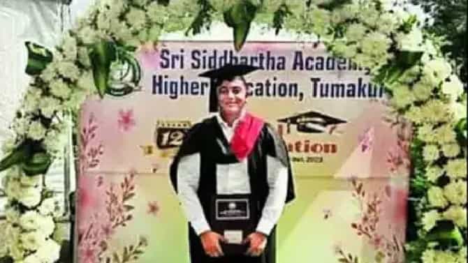 ಪದವಿ ಸ್ವೀಕರಿಸಿ ಬರುತ್ತಿದ್ದ ಮೆಡಿಕಲ್​ ವಿದ್ಯಾರ್ಥಿ ಹಾವು ಕಚ್ಚಿ ಸಾವು