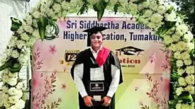 ಪದವಿ ಸ್ವೀಕರಿಸಿ ಬರುತ್ತಿದ್ದ ಮೆಡಿಕಲ್ ವಿದ್ಯಾರ್ಥಿ ಹಾವು ಕಚ್ಚಿ ಸಾವು ಪದವಿ ಸ್ವೀಕರಿಸಿ ಬರುತ್ತಿದ್ದ ಮೆಡಿಕಲ್ ವಿದ್ಯಾರ್ಥಿ ಹಾವು ಕಚ್ಚಿ ಸಾವು
