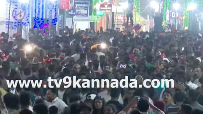 ಹೊಸ ವರ್ಷಾಚರಣೆ: ಬೆಂಗಳೂರು ಎಂಜಿ ರಸ್ತೆ ಬಂದ್, ಪಬ್ಗಳ ಮುಂದೆ ಕ್ಯೂನಿಂತ ಜನರು