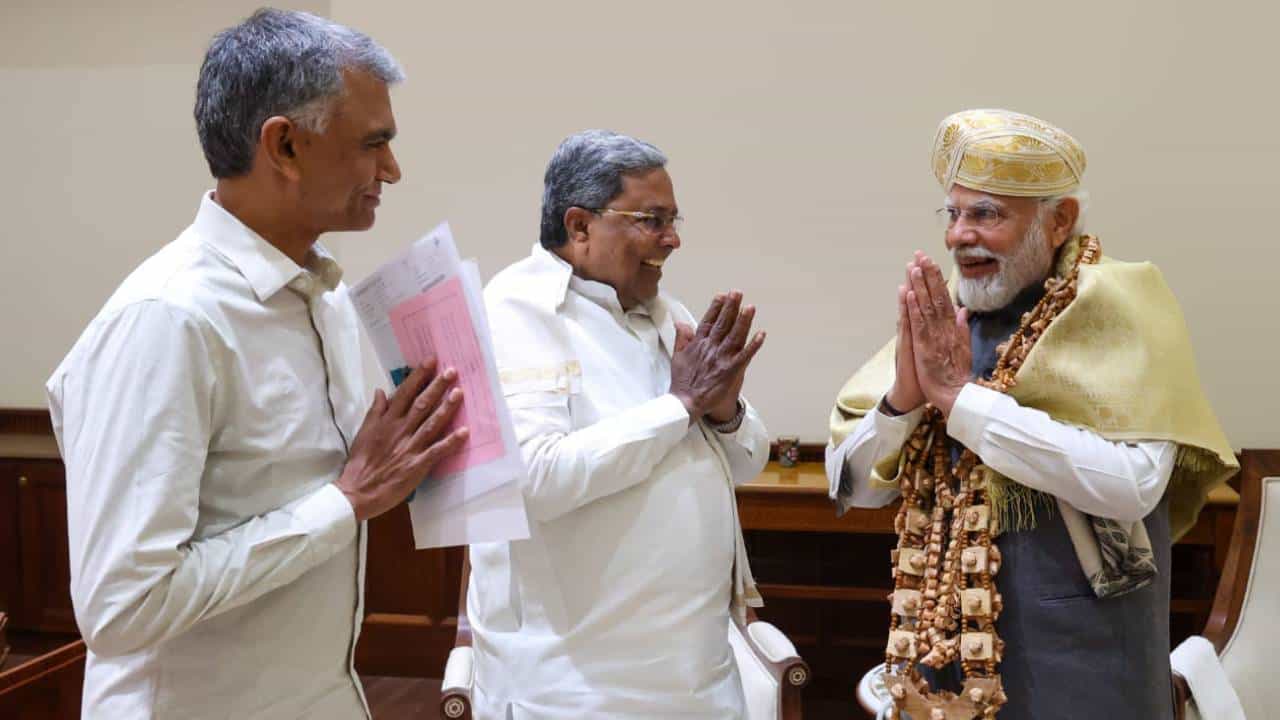 ಪ್ರಧಾನಿ ನರೇಂದ್ರ ಮೋದಿ ಭೇಟಿಯಾದ ಸಿಎಂ ಸಿದ್ದರಾಮಯ್ಯ, 18,177 ಕೋಟಿ ರೂ. ಪರಿಹಾರ ಬಿಡುಗಡೆ ಮಾಡುವಂತೆ ಮನವಿ ಪ್ರಧಾನಿ ನರೇಂದ್ರ ಮೋದಿ ಭೇಟಿಯಾದ ಸಿಎಂ ಸಿದ್ದರಾಮಯ್ಯ, 18,177 ಕೋಟಿ ರೂ. ಪರಿಹಾರ ಬಿಡುಗಡೆ ಮಾಡುವಂತೆ ಮನವಿ