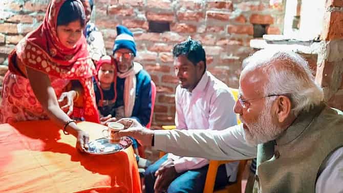 ಉಜ್ವಲ ಫಲಾನುಭವಿಯ ಮನೆಗೆ ಪ್ರಧಾನಿ ಅನಿರೀಕ್ಷಿತ ಭೇಟಿ; ನೆಟ್ಟಿಗರು ಬೆರಗು