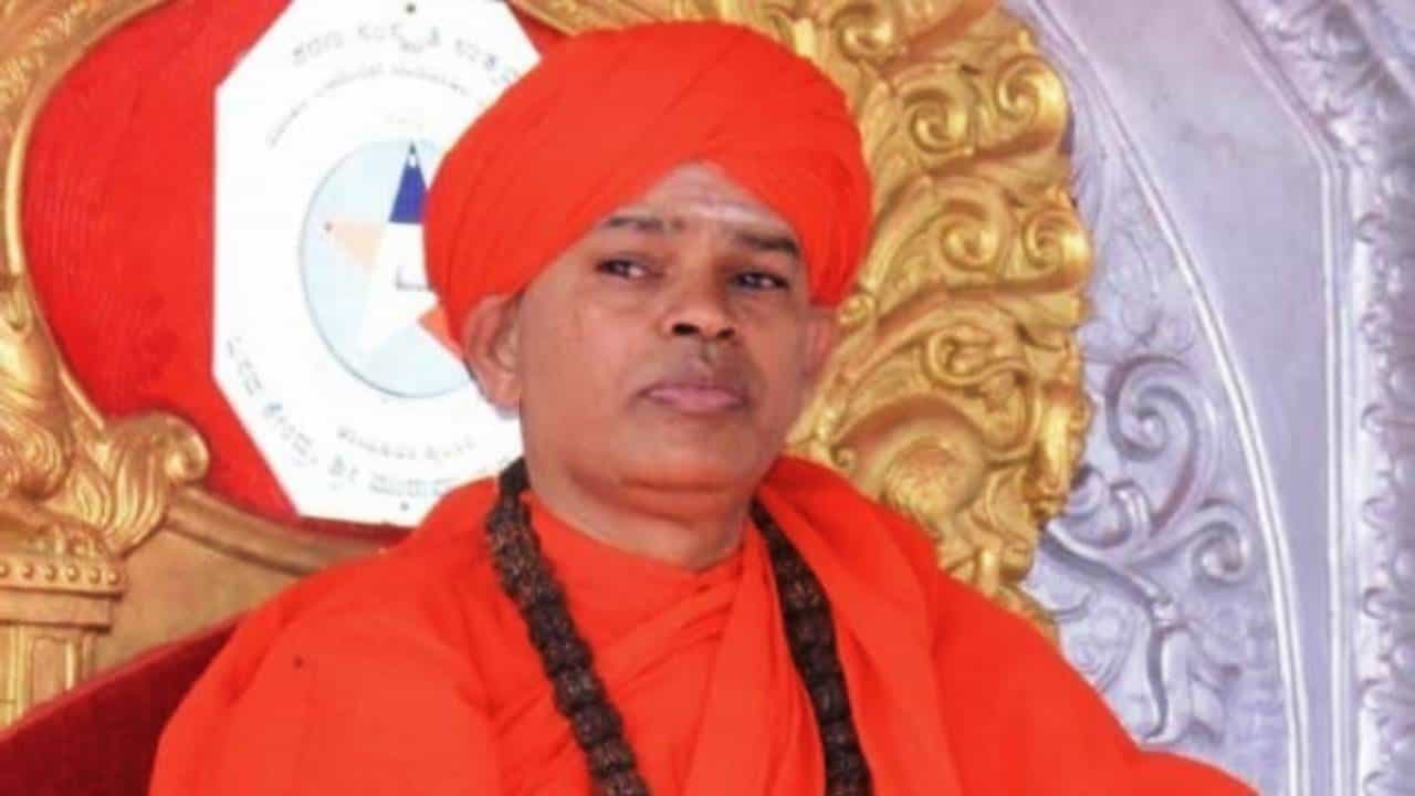 ಮುರುಘಾ ಮಠದ ಎಸ್ಜೆಎಂ ವಿದ್ಯಾಪೀಠದ ಸಿಇಒಗೆ ಗೇಟ್ಪಾಸ್: ಮುರುಘಾ ಶ್ರೀ ಆದೇಶ ಮುರುಘಾ ಮಠದ ಎಸ್ಜೆಎಂ ವಿದ್ಯಾಪೀಠದ ಸಿಇಒಗೆ ಗೇಟ್ಪಾಸ್: ಮುರುಘಾ ಶ್ರೀ ಆದೇಶ