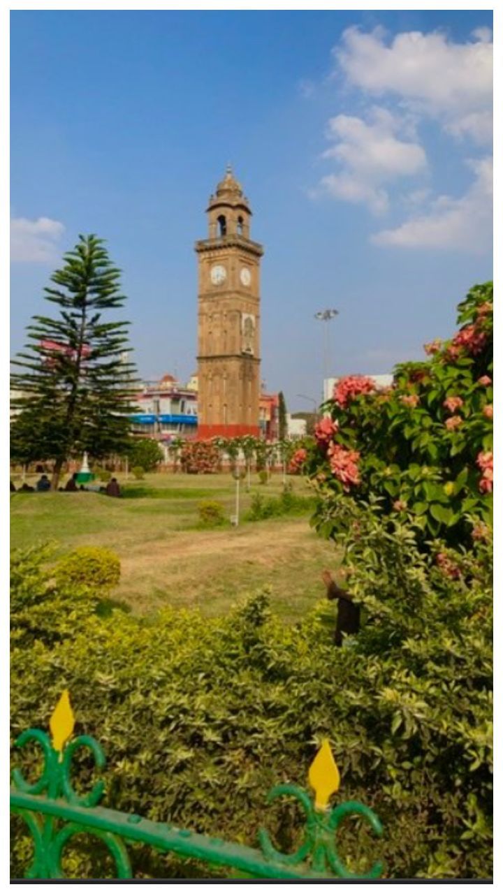 75 ಅಡಿ ಎತ್ತರದ ದೊಡ್ಡ ಗಡಿಯಾರದ ಗೋಪುರ, ಗೋಡೆಯಲ್ಲಿ ಬಿರುಕಾಗಿತ್ತು ಮತ್ತು ಮೆಟ್ಟಿಲಿನ ಕೆಳಭಾಗ ಕುಸಿಯುವ ಹಂತ ತಲುಪಿದ್ದರಿಂದ ನವೀಕರಿಸಲಾಗುತ್ತಿದೆ.