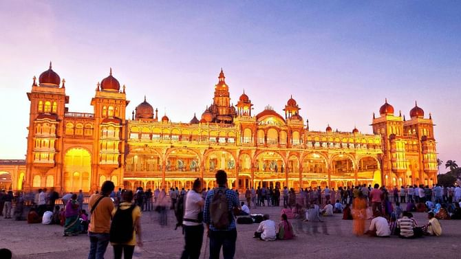 ಮೈಸೂರು: ರಾತ್ರಿ 9 ಗಂಟೆ ವರೆಗೂ ಪ್ರವಾಸಿಗರಿಗಾಗಿ ಅರಮನೆ ತೆರದಿರಲು ಚಿಂತನೆ