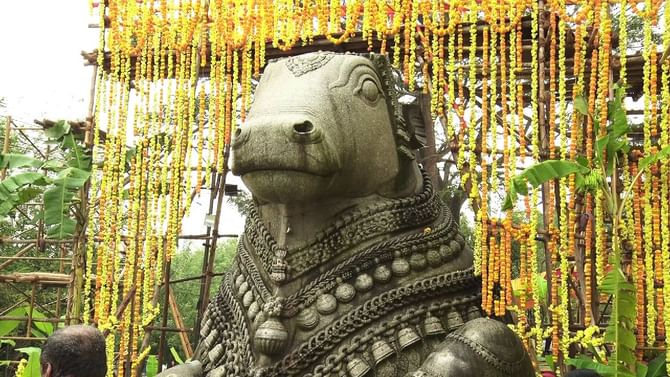ಚಾಮುಂಡಿ ಬೆಟ್ಟದ ನಂದಿ ವಿಗ್ರಹಕ್ಕೆ ಮಹಾಭಿಷೇಕ, ಫೋಟೋಸ್ ಇಲ್ಲಿದೆ