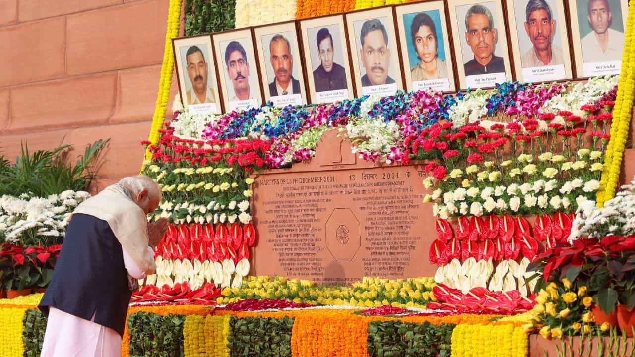 ಸಂಸತ್ ದಾಳಿಗೆ 22 ವರ್ಷ: ಹುತಾತ್ಮ ಯೋಧರಿಗೆ ಶ್ರದ್ಧಾಂಜಲಿ ಸಲ್ಲಿಸಿದ ಪ್ರಧಾನಿ ಮೋದಿ, ಸ್ಪೀಕರ್ ಓಂ ಬಿರ್ಲಾ ಸಂಸತ್ ದಾಳಿಗೆ 22 ವರ್ಷ: ಹುತಾತ್ಮ ಯೋಧರಿಗೆ ಶ್ರದ್ಧಾಂಜಲಿ ಸಲ್ಲಿಸಿದ ಪ್ರಧಾನಿ ಮೋದಿ, ಸ್ಪೀಕರ್ ಓಂ ಬಿರ್ಲಾ