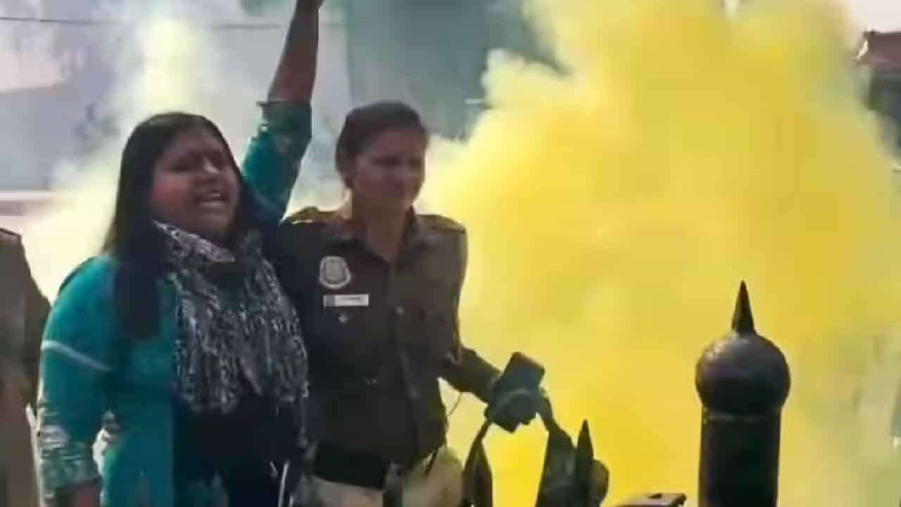 ಸಂಸತ್ ಭದ್ರತೆಯಲ್ಲಿ ಲೋಪ: ನಾವು ಯಾವುದೇ ಉಗ್ರ ಸಂಘಟನೆಯವರಲ್ಲ ಎಂದ ನೀಲಂ ಸಂಸತ್ ಭದ್ರತೆಯಲ್ಲಿ ಲೋಪ: ನಾವು ಯಾವುದೇ ಉಗ್ರ ಸಂಘಟನೆಯವರಲ್ಲ ಎಂದ ನೀಲಂ