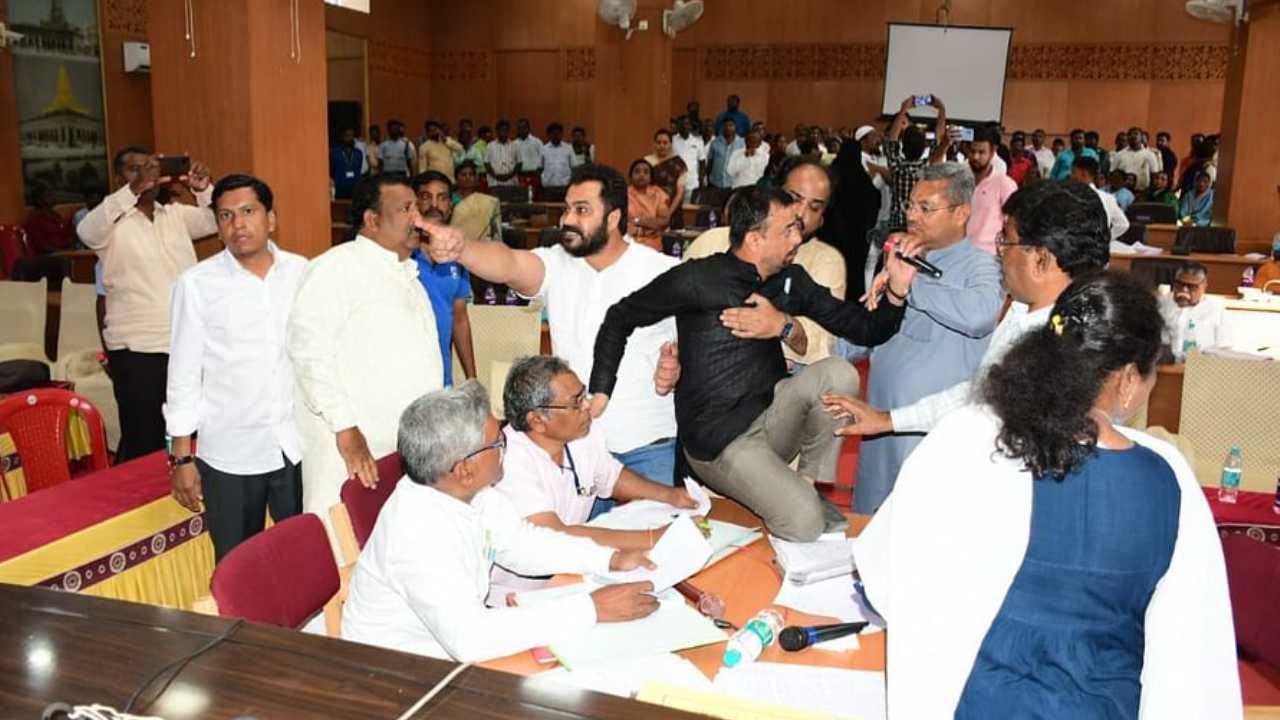 ಬಿಜೆಪಿ ಸದಸ್ಯನಿಂದ ಮುಸ್ಲಿಂ ಮಹಿಳೆಯರ ಅವಹೇಳನ ಆರೋಪ: ಕಾಂಗ್ರೆಸ್ ಸದಸ್ಯ ಆಕ್ರೋಶ ಬಿಜೆಪಿ ಸದಸ್ಯನಿಂದ ಮುಸ್ಲಿಂ ಮಹಿಳೆಯರ ಅವಹೇಳನ ಆರೋಪ: ಕಾಂಗ್ರೆಸ್ ಸದಸ್ಯ ಆಕ್ರೋಶ