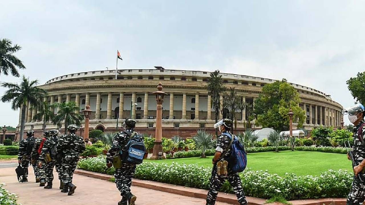 Parliament Security: ಪ್ರಜಾಪ್ರಭುತ್ವದ ದೇಗುಲಕ್ಕೆ ನಾಲ್ಕು ಸುತ್ತಿನ ಭದ್ರತೆ ಹೇಗಿರುತ್ತೆ? ಭದ್ರತಾ ಲೋಪ ಸಾಧ್ಯವೆ? Parliament Security: ಪ್ರಜಾಪ್ರಭುತ್ವದ ದೇಗುಲಕ್ಕೆ ನಾಲ್ಕು ಸುತ್ತಿನ ಭದ್ರತೆ ಹೇಗಿರುತ್ತೆ? ಭದ್ರತಾ ಲೋಪ ಸಾಧ್ಯವೆ?