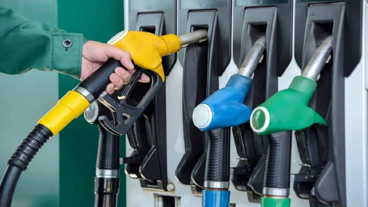 Petrol Diesel Price on December 18: ಬೆಂಗಳೂರು ಸೇರಿ ದೇಶದ ಪ್ರಮುಖ ನಗರಗಳಲ್ಲಿ ಪೆಟ್ರೋಲ್, ಡೀಸೆಲ್ ದರ ಎಷ್ಟಿದೆ? Petrol Diesel Price on December 18: ಬೆಂಗಳೂರು ಸೇರಿ ದೇಶದ ಪ್ರಮುಖ ನಗರಗಳಲ್ಲಿ ಪೆಟ್ರೋಲ್, ಡೀಸೆಲ್ ದರ ಎಷ್ಟಿದೆ?