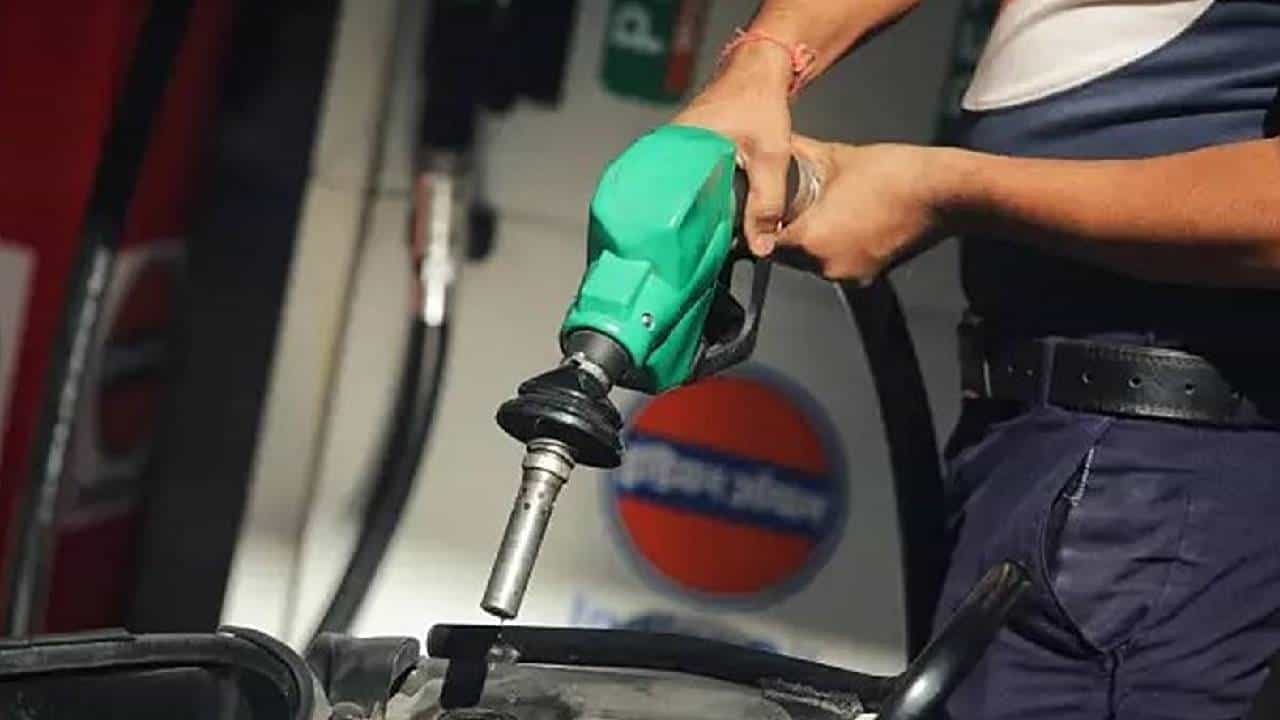 Petrol Price on December 08: ಬೆಂಗಳೂರು ಸೇರಿ ದೇಶದ ಪ್ರಮುಖ ನಗರಗಳಲ್ಲಿ ಡಿಸೆಂಬರ್ 8 ರಂದು ಪೆಟ್ರೋಲ್, ಡೀಸೆಲ್ ದರ ಎಷ್ಟಿದೆ, ವಿವರ ಇಲ್ಲಿದೆ Petrol Price on December 08: ಬೆಂಗಳೂರು ಸೇರಿ ದೇಶದ ಪ್ರಮುಖ ನಗರಗಳಲ್ಲಿ ಡಿಸೆಂಬರ್ 8 ರಂದು ಪೆಟ್ರೋಲ್, ಡೀಸೆಲ್ ದರ ಎಷ್ಟಿದೆ, ವಿವರ ಇಲ್ಲಿದೆ