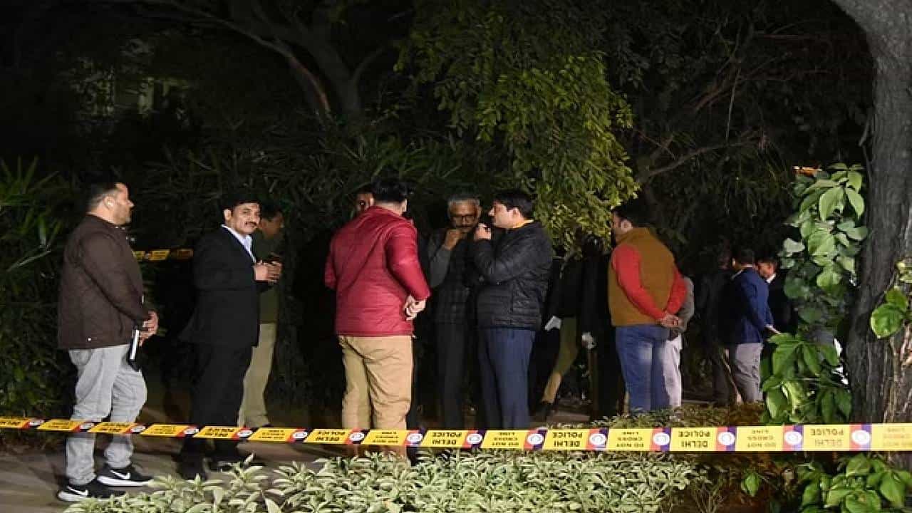 ದೆಹಲಿ: ಇಸ್ರೇಲ್ ರಾಯಭಾರಿ ಕಚೇರಿ ಬಳಿ ಭಾರೀ ಸದ್ದು, ಸ್ಥಳದಲ್ಲಿ ಪತ್ತೆಯಾಯ್ತು ಪತ್ರ ದೆಹಲಿ: ಇಸ್ರೇಲ್ ರಾಯಭಾರಿ ಕಚೇರಿ ಬಳಿ ಭಾರೀ ಸದ್ದು, ಸ್ಥಳದಲ್ಲಿ ಪತ್ತೆಯಾಯ್ತು ಪತ್ರ