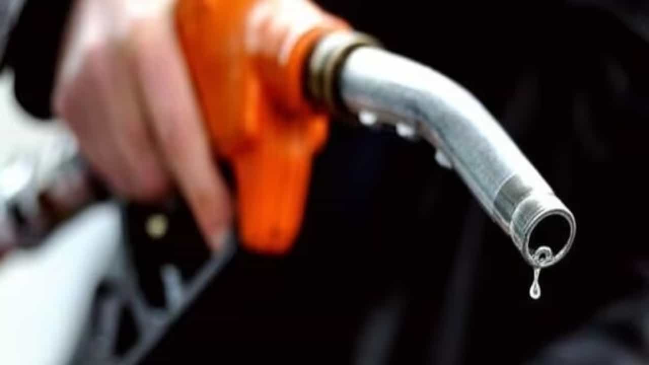 Petrol Price on December 13: ಬೆಂಗಳೂರು ಸೇರಿ ದೇಶದ ಪ್ರಮುಖ ನಗರಗಳಲ್ಲಿ ಡಿಸೆಂಬರ್ 13ರಂದು ಪೆಟ್ರೋಲ್, ಡೀಸೆಲ್ ದರ ಎಷ್ಟಿದೆ? Petrol Price on December 13: ಬೆಂಗಳೂರು ಸೇರಿ ದೇಶದ ಪ್ರಮುಖ ನಗರಗಳಲ್ಲಿ ಡಿಸೆಂಬರ್ 13ರಂದು ಪೆಟ್ರೋಲ್, ಡೀಸೆಲ್ ದರ ಎಷ್ಟಿದೆ?