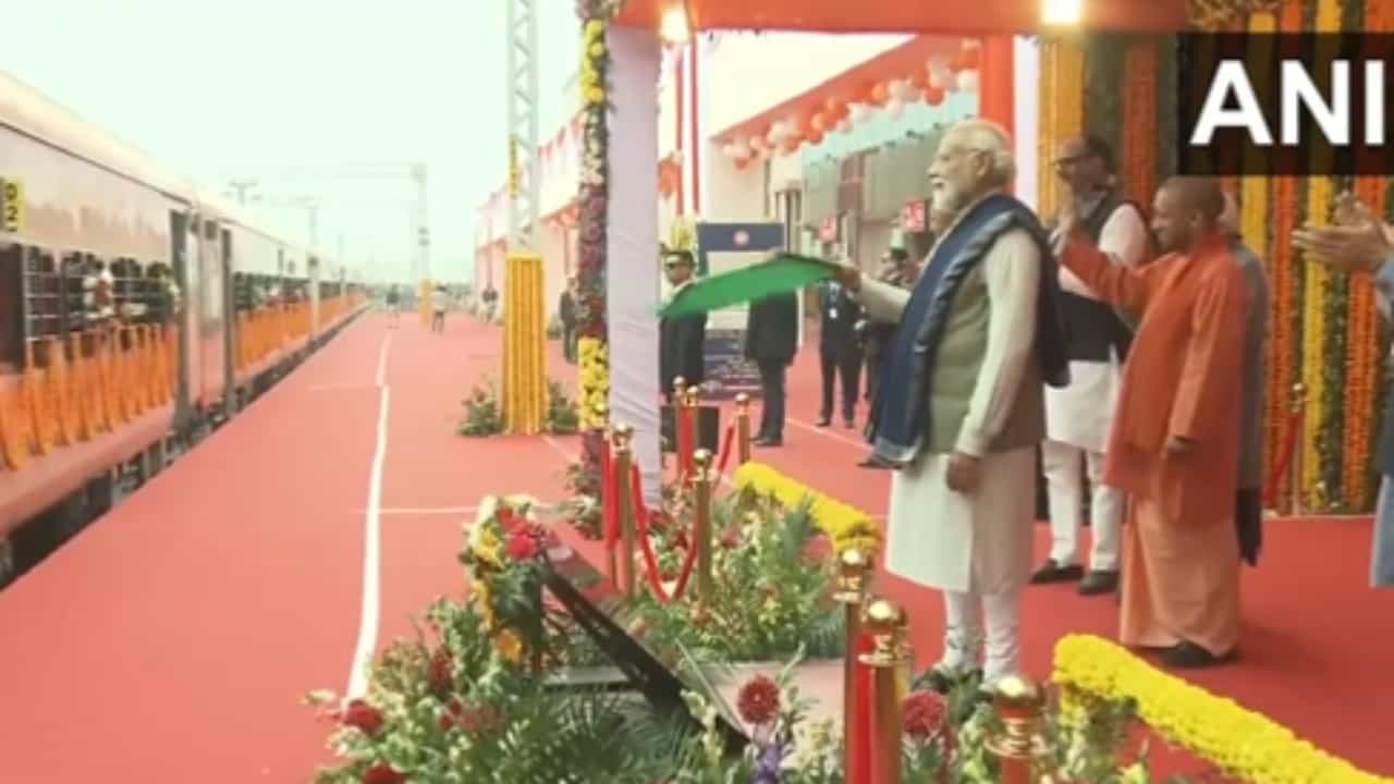 PM Modi in Ayodhya: ಅಯೋಧ್ಯಾ ಧಾಮ್ ರೈಲು ನಿಲ್ದಾಣ ಲೋಕಾರ್ಪಣೆಗೊಳಿಸಿದ ಪ್ರಧಾನಿ ಮೋದಿ, ವಂದೇ ಭಾರತ್ ರೈಲುಗಳಿಗೂ ಚಾಲನೆ PM Modi in Ayodhya: ಅಯೋಧ್ಯಾ ಧಾಮ್ ರೈಲು ನಿಲ್ದಾಣ ಲೋಕಾರ್ಪಣೆಗೊಳಿಸಿದ ಪ್ರಧಾನಿ ಮೋದಿ, ವಂದೇ ಭಾರತ್ ರೈಲುಗಳಿಗೂ ಚಾಲನೆ