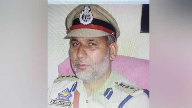 ಮಸೀದಿಯಲ್ಲಿ ಭಯೋತ್ಪಾದಕರಿಂದ ಗುಂಡಿನ ದಾಳಿ: ನಿವೃತ್ತ ಪೊಲೀಸ್​ ಅಧಿಕಾರಿ ಬಲಿ