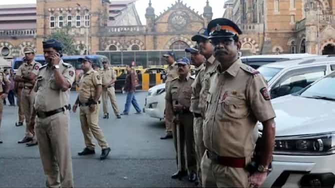 ಮುಂಬೈ: ಹೊಸ ವರ್ಷ ಬರಮಾಡಿಕೊಳ್ಳುವ ಸಂಭ್ರಮದ ನಡುವೆ ಬಾಂಬ್​ ಸ್ಫೋಟದ ಬೆದರಿಕೆ