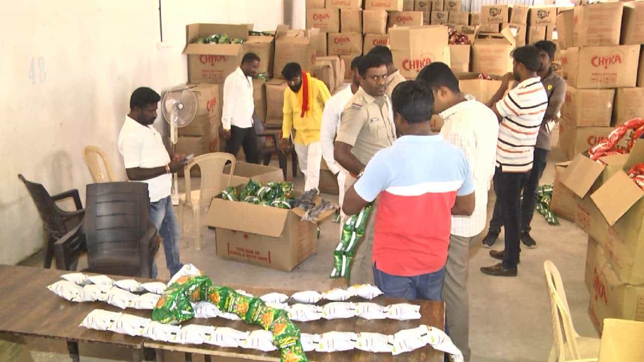 ನೆಲಮಂಗಲ: ಅವಧಿ ಮೀರಿದ ತಿಂಡಿ ಪ್ಯಾಕೇಟ್ ಮೇಲೆ ಹೊಸ ಎಕ್ಸ್​ಪೈರ್ ಡೇಟ್ ಮುದ್ರಿಸುತ್ತಿದ್ದ ಗೋಡೌನ್ ಮೇಲೆ ಪೊಲೀಸರ ದಾಳಿ