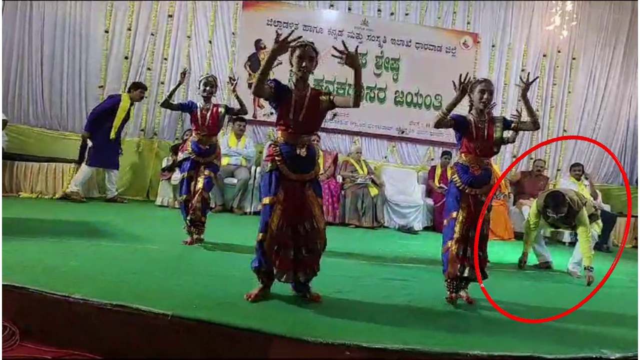 ಕನಕದಾಸ ಜಯಂತಿ ಕಾರ್ಯಕ್ರಮದಲ್ಲಿ ಸಭಾ ಮರ್ಯಾದೆ, ಸಮಯಪ್ರಜ್ಞೆ ಪ್ರದರ್ಶಿಸಿದ ಕೇಂದ್ರ ಸಚಿವ ಪ್ರಲ್ಹಾದ ಜೋಶಿ