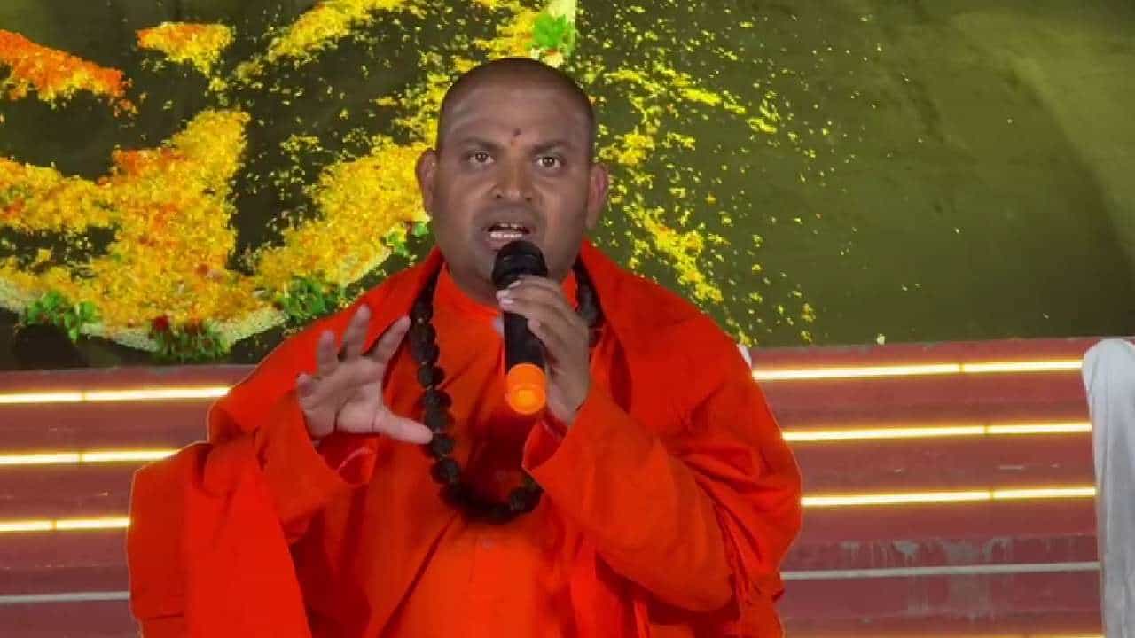 ಹಳೇಬೀಡಿನ ಪುಷ್ಪಗಿರಿ ಮಠದ ಸ್ವಾಮೀಜಿಗೆ ಜೀವ ಬೆದರಿಕೆ: ಬಹಿರಂಗವಾಗಿ ನೋವು ತೊಡಿಕೊಂಡ ಶ್ರೀಗಳು ಹಳೇಬೀಡಿನ ಪುಷ್ಪಗಿರಿ ಮಠದ ಸ್ವಾಮೀಜಿಗೆ ಜೀವ ಬೆದರಿಕೆ: ಬಹಿರಂಗವಾಗಿ ನೋವು ತೊಡಿಕೊಂಡ ಶ್ರೀಗಳು
