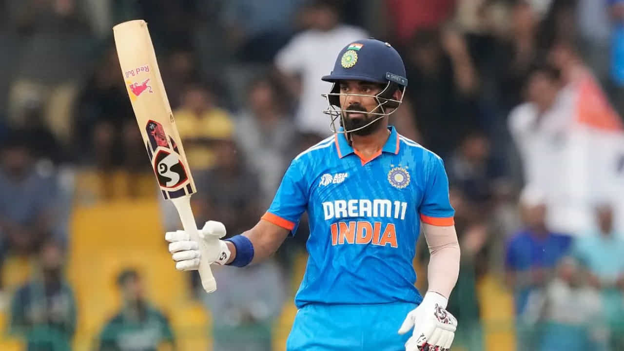 ಭಾರತ ಮತ್ತು ದಕ್ಷಿಣ ಆಫ್ರಿಕಾ ನಡುವೆ ನಡೆಯುತ್ತಿರುವ ಏಕದಿನ ಸರಣಿಯ ಮೂರನೇ ಪಂದ್ಯದಲ್ಲಿ ನಾಲ್ಕನೇ ಕ್ರಮಾಂಕದಲ್ಲಿ ಬ್ಯಾಟಿಂಗ್ಗೆ ಬಂದ ನಾಯಕ ಕೆಎಲ್ ರಾಹುಲ್ ಹೊಸ ದಾಖಲೆ ಬರೆದಿದ್ದಾರೆ. ಇದರೊಂದಿಗೆ ಭಾರತದ ಶ್ರೇಷ್ಠ ನಾಯಕ ಎಂಎಸ್ ಧೋನಿ ಅವರ ದಾಖಲೆಯನ್ನು ಸರಿಗಟ್ಟಿದ್ದಾರೆ.